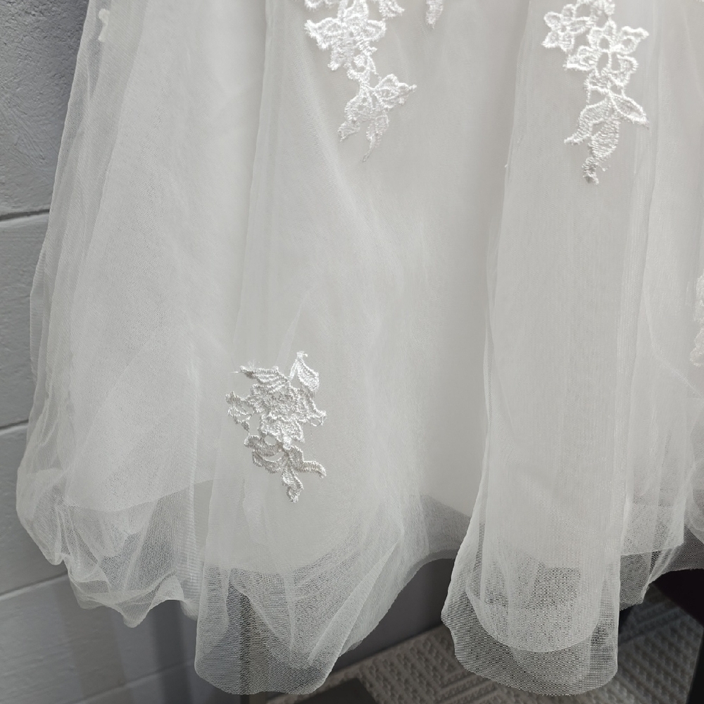 Elegant White Lace Wedding Dress - Picture 6 of 16